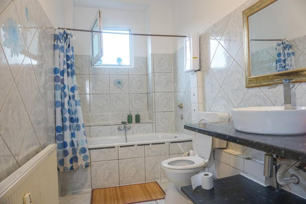 Apartment In Wuppertal - Charmante 3-Zimmer-Oase Mit Kamin Und Badewanne Esterno foto